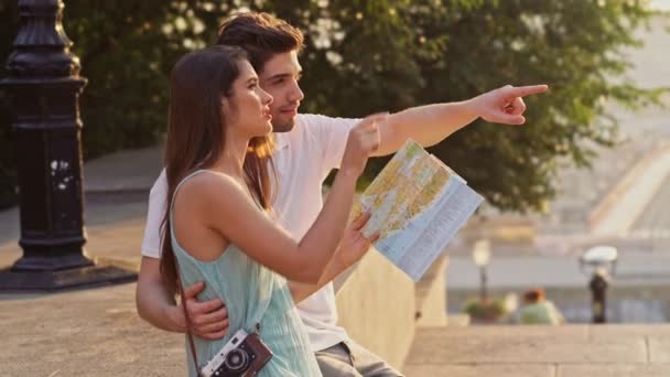 Genç Sevgi Dolu Çift Sokakta Açık Havada Yürüyüş Harita Konuşma — Stok video