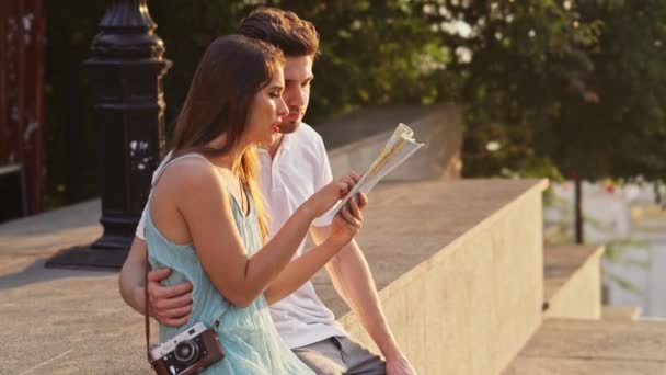 Young Loving Couple Walking Outdoors Street Holding Map Talking — Stock Video