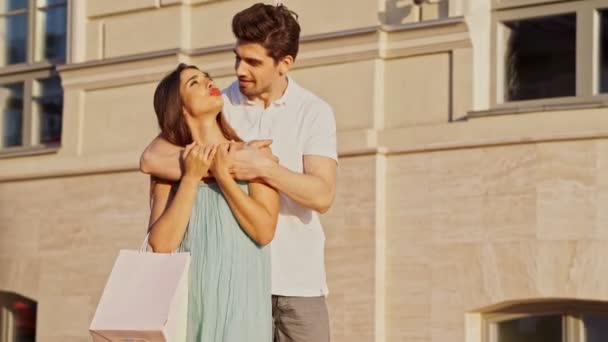 Jovem Feliz Casal Amoroso Bonito Andando Livre Rua Segurando Sacos — Vídeo de Stock