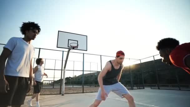 Dört Çok Irklı Arkadaş Oyun Alanında Birlikte Basketbol Oynarken Memnun — Stok video