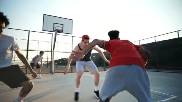 Alegres Quatro Amigos Multiétnicos Jogando Basquete Juntos Playground — Vídeo de Stock