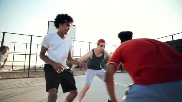 Juguetón Cuatro Amigos Multiétnicos Jugando Baloncesto Juntos Patio Recreo — Vídeo de stock