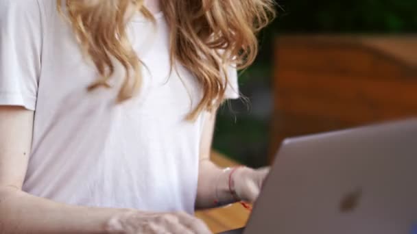 Közelről Tekintettel Happy Brunette Alkalmi Ruhák Laptop Számítógép Mellett Padon — Stock videók