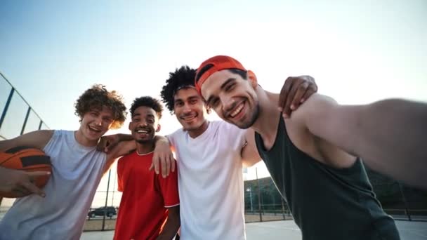 Alegre Cuatro Amigos Multiétnicos Haciendo Selfie Juntos Mientras Están Patio — Vídeos de Stock