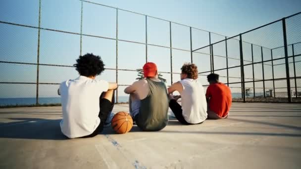 Rückansicht Von Vier Multiethnischen Freunden Die Zusammen Auf Einem Spielplatz — Stockvideo