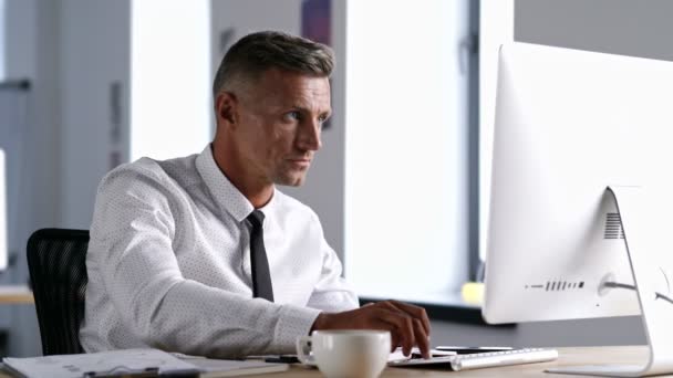 Hombre Negocios Concentrado Serio Camisa Blanca Hablando Por Teléfono Mientras — Vídeos de Stock