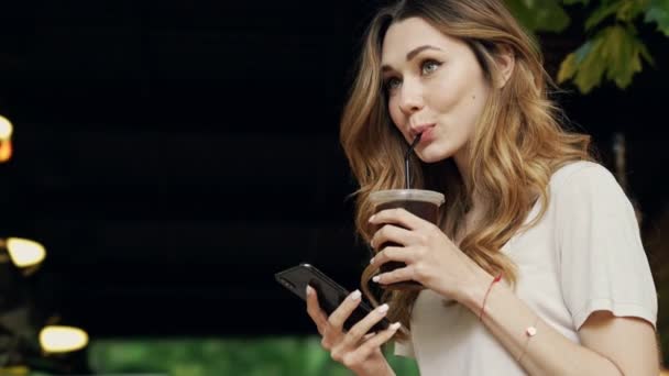 Zijaanzicht Van Blij Brunette Vrouw Casual Kleding Koud Drankje Drinken — Stockvideo