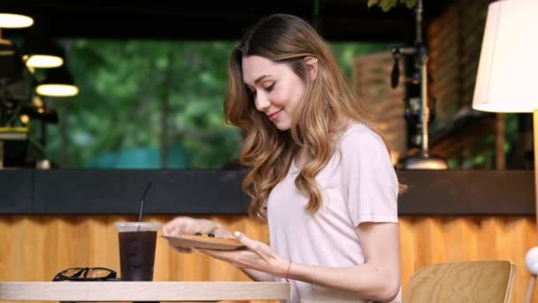 Vista Laterale Della Donna Bruna Piacevole Vestiti Casual Che Beve — Video Stock