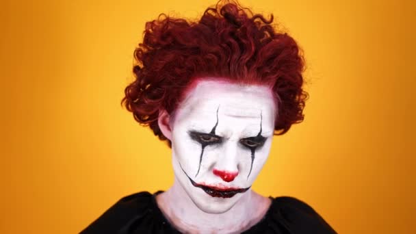 Närbild Bild Upprörd Clown Med Halloween Makeup Ser Runt Över — Stockvideo