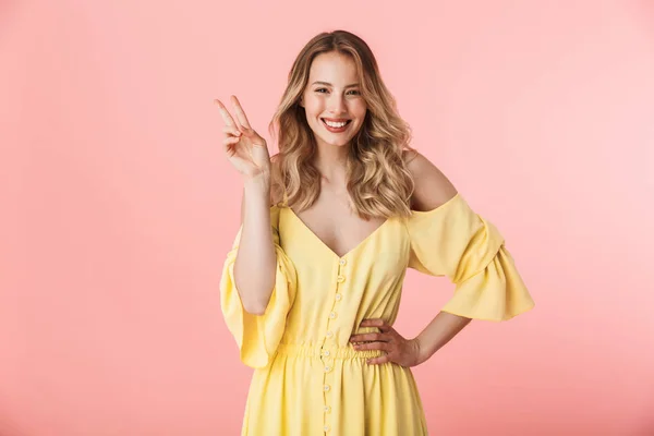 Feliz jovem loira posando isolado sobre fundo de parede rosa . — Fotografia de Stock