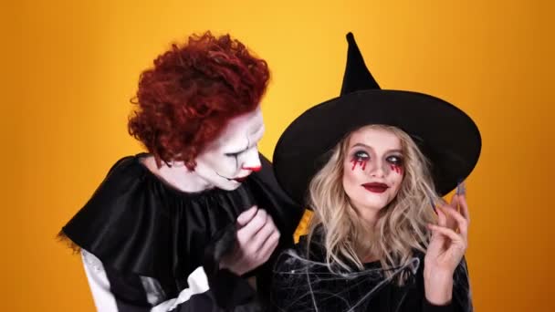 Vrolijke Heks Vrouw Clown Man Dragen Zwart Kostuum Halloween Make — Stockvideo