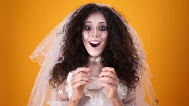 Sorprendido Feliz Novia Muerta Halloween Con Vestido Novia Maquillaje Regocija — Vídeos de Stock