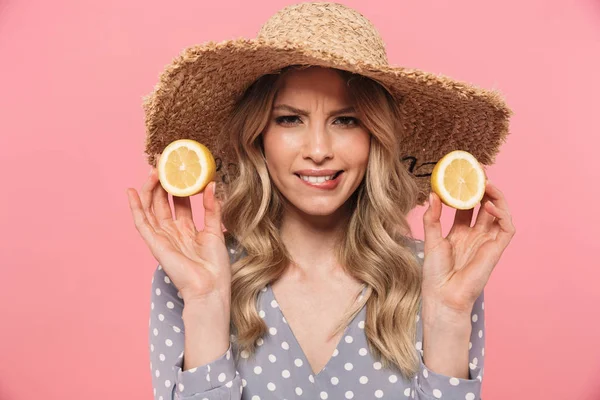 Linda jovem loira usando chapéu de verão — Fotografia de Stock