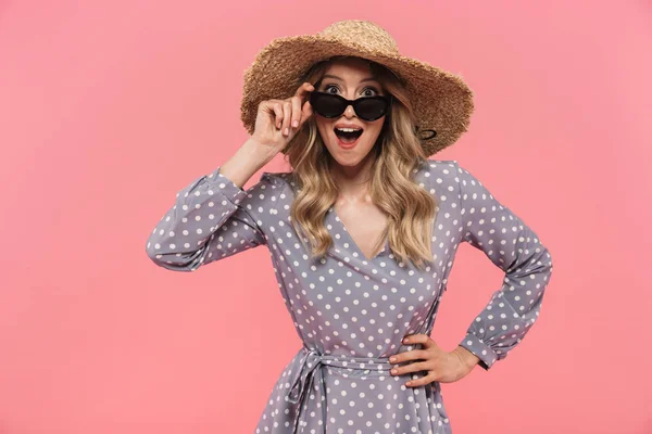 Linda jovem loira usando chapéu de verão — Fotografia de Stock