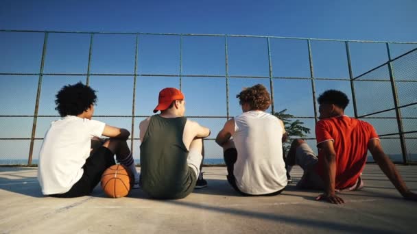 Visão Traseira Jovens Quatro Amigos Multiétnicos Sentados Juntos Parque Infantil — Vídeo de Stock