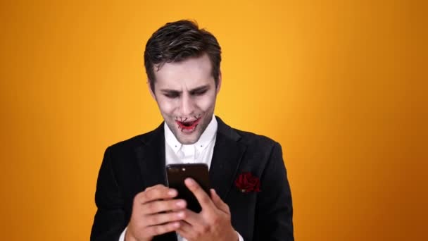 Překvapen Šťastný Mrtvý Ženich Halloweenovém Make Upu Pomocí Smartphone Přes — Stock video