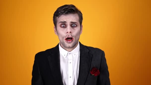 Choqué Bouleversé Marié Mort Fou Dans Maquillage Halloween Regardant Caméra — Video