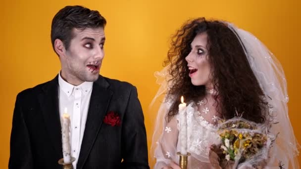 Alegre Casal Morto Maquiagem Halloween Posando Junto Com Velas Olhando — Vídeo de Stock