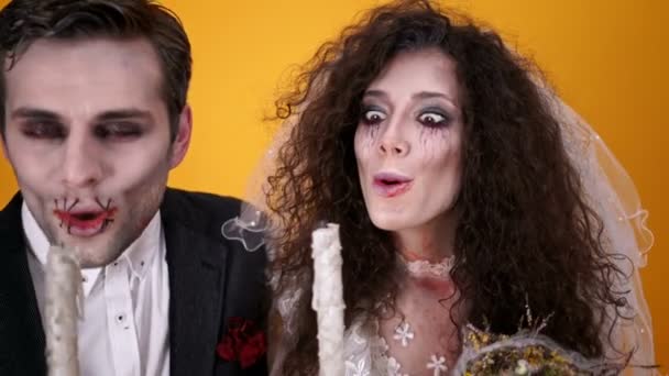 Hravý Mrtvý Manželský Pár Halloweenovém Make Upu Spolu Svíčkami Pohledem — Stock video