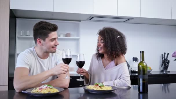 Feliz Pareja Multiétnica Amante Bebiendo Vino Hablando Mientras Está Sentado — Vídeos de Stock