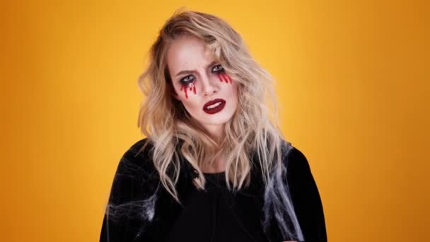 Impresionante Asistente Mujer Emocional Con Traje Negro Maquillaje Halloween Mirando — Vídeos de Stock