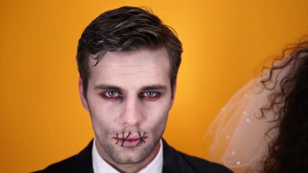 Zavřít Pohled Šílené Mrtvé Manželky Halloweenovém Make Upu Které Navzájem — Stock video