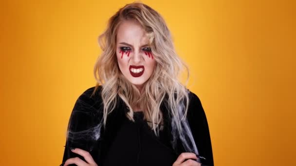 Mujer Enojada Mago Con Traje Negro Maquillaje Halloween Mirando Cámara — Vídeos de Stock