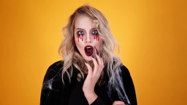 Assistente Emocional Chocado Mulher Vestindo Traje Preto Maquiagem Halloween Olhando — Vídeo de Stock