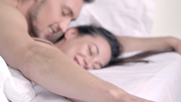 自宅でベッドで一緒に休んでいる官能的な愛情のカップルのクローズアップビュー — ストック動画