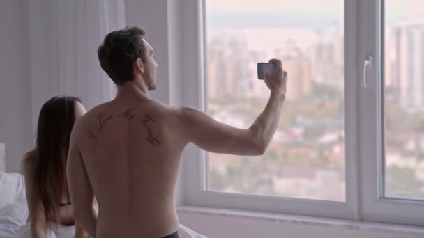 Gelukkig Liefdevolle Paar Maken Selfie Smartphone Terwijl Zittend Samen Bed — Stockvideo
