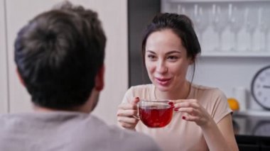Mutlu sevgi dolu çift yemek ve mutfakta otururken çay içme