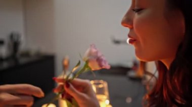 Mutfakta otururken akşam yemeği ve şampanya içme Şehvetli memnun sevgi dolu çift yakından görünümü