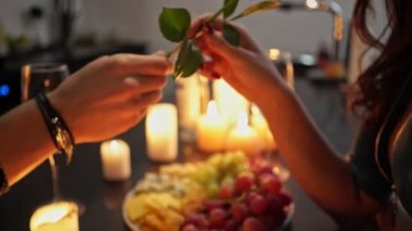 Mutfakta otururken akşam yemeği ve şampanya içme Şehvetli mutlu sevgi dolu çift yakından görünümü