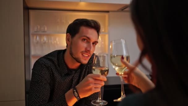 感性爱夫妇晚餐和喝香槟 而坐在厨房 — 图库视频影像
