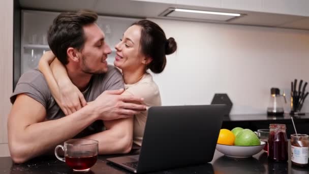 Mutfakta Dizüstü Bilgisayar Ile Otururken Öpüşme Sarılma Mutlu Sevgi Dolu — Stok video