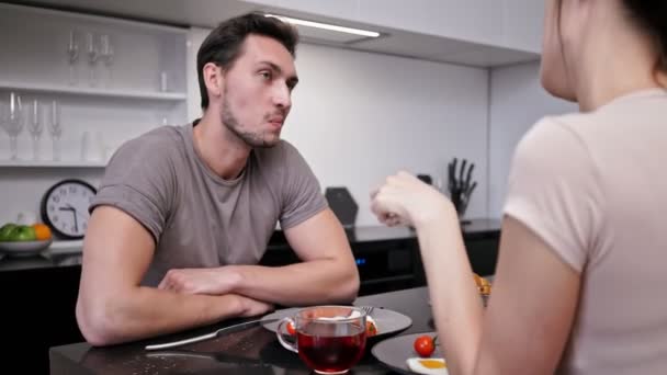 Bijgesneden Uitzicht Van Blij Liefdevolle Paar Met Diner Drinken Thee — Stockvideo