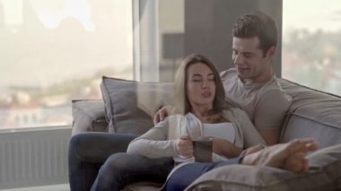 Yatakta otururken birlikte istirahat sahip gülümseyen güzel çift