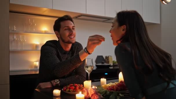 Sensual Casal Amoroso Feliz Jantando Bebendo Champanhe Enquanto Sentado Cozinha — Vídeo de Stock