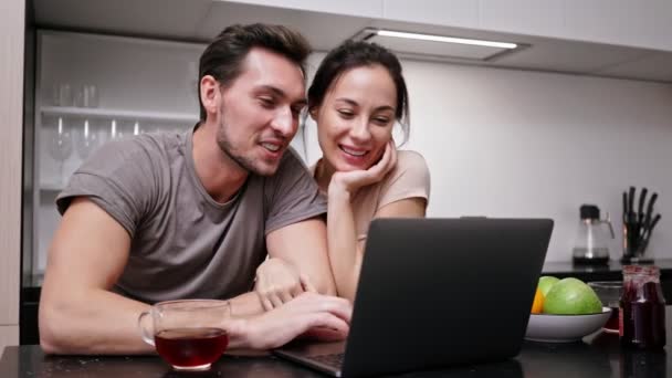 Feliz Pareja Amorosa Hablando Por Videollamada Ordenador Portátil Mientras Están — Vídeo de stock