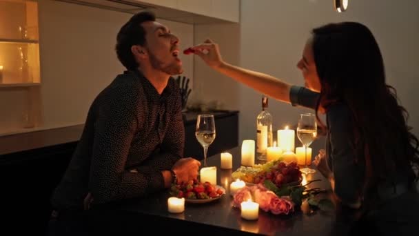 Vista Lateral Sensual Pareja Alegre Cariñosa Cenando Bebiendo Champán Mientras — Vídeo de stock
