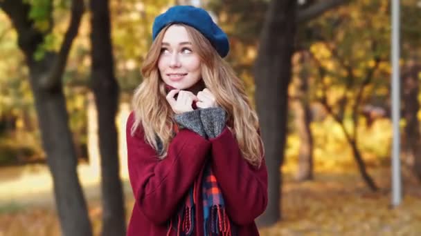 Vista Cerca Mujer Morena Feliz Sombrero Boina Abrigo Esperando Alguien — Vídeos de Stock