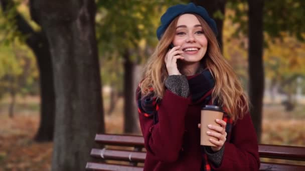 Szczęśliwy Brunetka Kobieta Beret Kapelusz Płaszcz Picie Kawy Rozmawiając Przez — Wideo stockowe