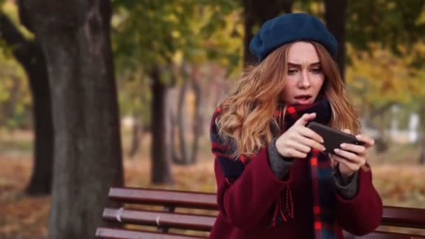 Femme Brune Concentrée Béret Chapeau Manteau Jouant Sur Smartphone Tout — Video