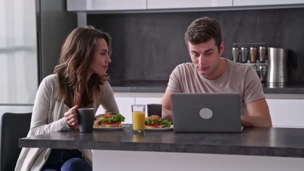 Gelukkig Liefdevolle Paar Eten Praten Terwijl Zittend Samen Met Laptop — Stockvideo