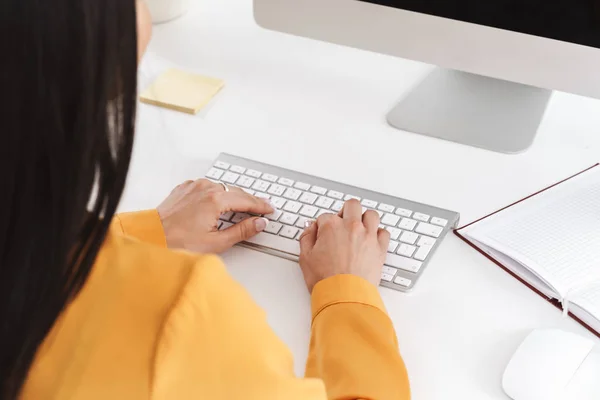 Foto van Kaukasische brunette zakenvrouw werken op grote compute — Stockfoto