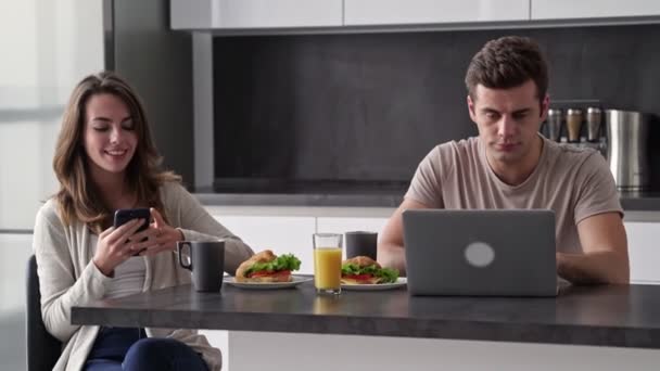 Sonriendo Pareja Amante Comer Hablar Mientras Sienta Junto Con Ordenador — Vídeos de Stock