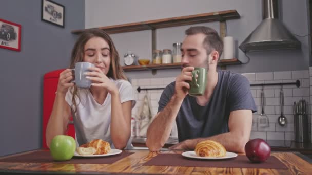 Happy Lovely Para Śniadanie Siedząc Razem Kuchni — Wideo stockowe
