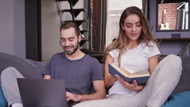 Blij Mooi Paar Hebben Rust Samen Terwijl Zittend Bank — Stockvideo