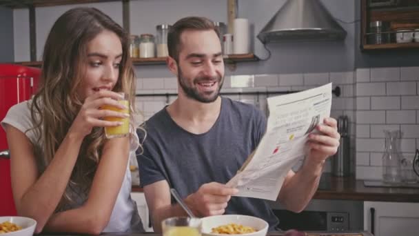 Happy Lovely Par Att Frukost Och Läsa Tidningen När Sitter — Stockvideo