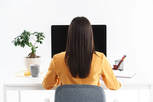 Photo d'une femme d'affaires brune à succès travaillant sur un gros comput — Photo